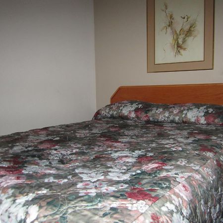 Red Coach Inn 100 Mile House Εξωτερικό φωτογραφία