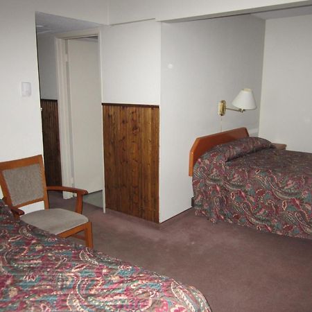 Red Coach Inn 100 Mile House Εξωτερικό φωτογραφία