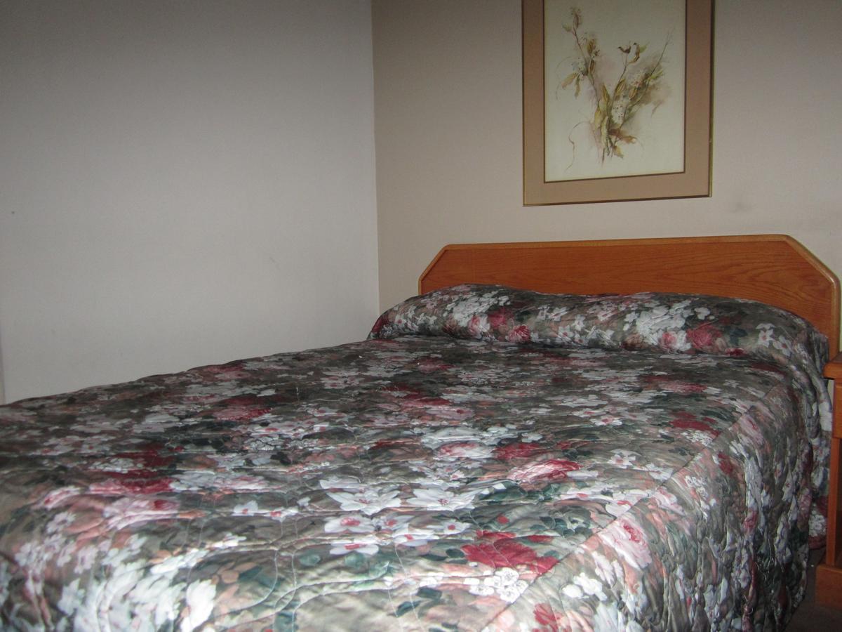 Red Coach Inn 100 Mile House Εξωτερικό φωτογραφία