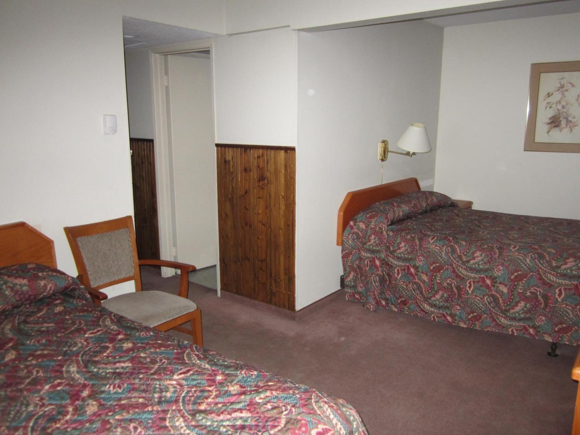 Red Coach Inn 100 Mile House Εξωτερικό φωτογραφία