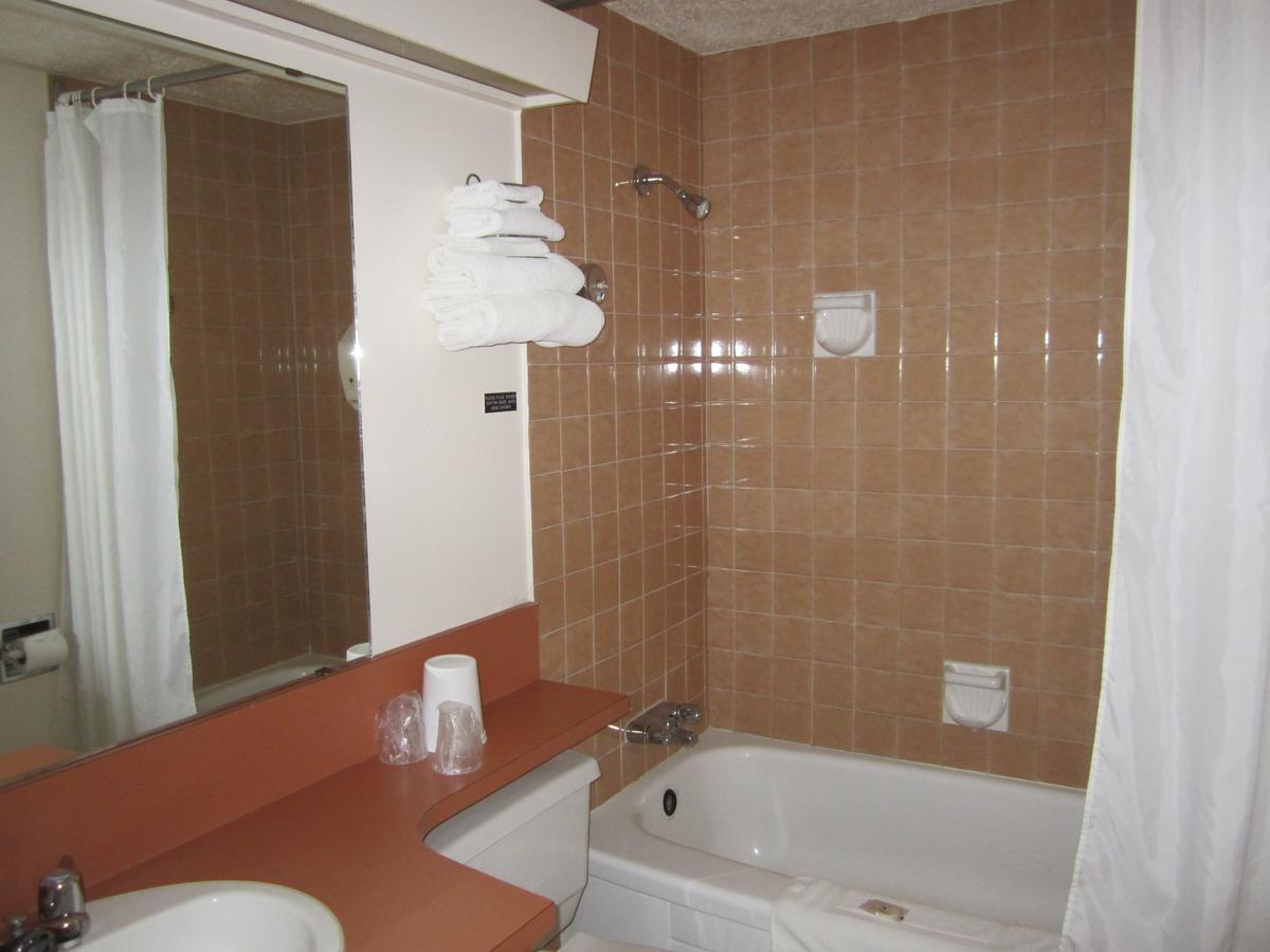 Red Coach Inn 100 Mile House Εξωτερικό φωτογραφία