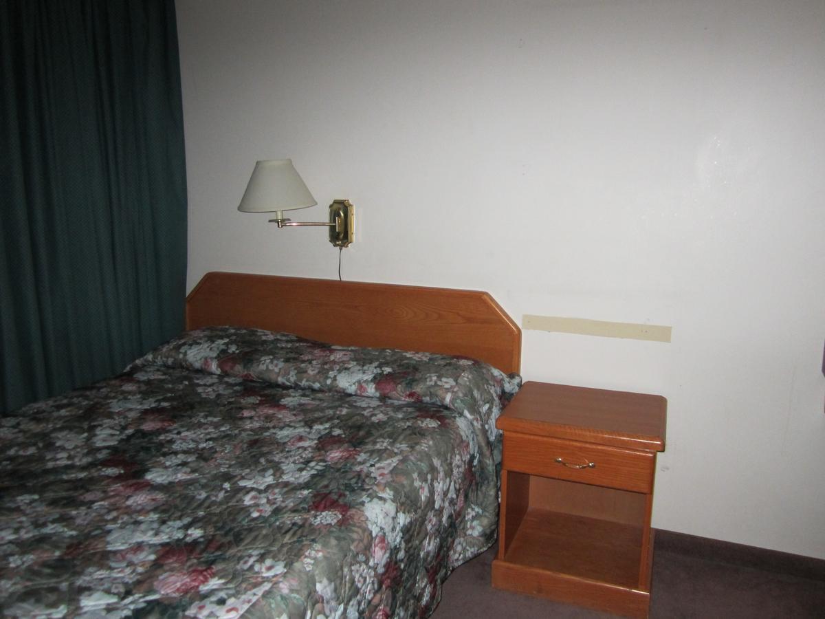 Red Coach Inn 100 Mile House Εξωτερικό φωτογραφία