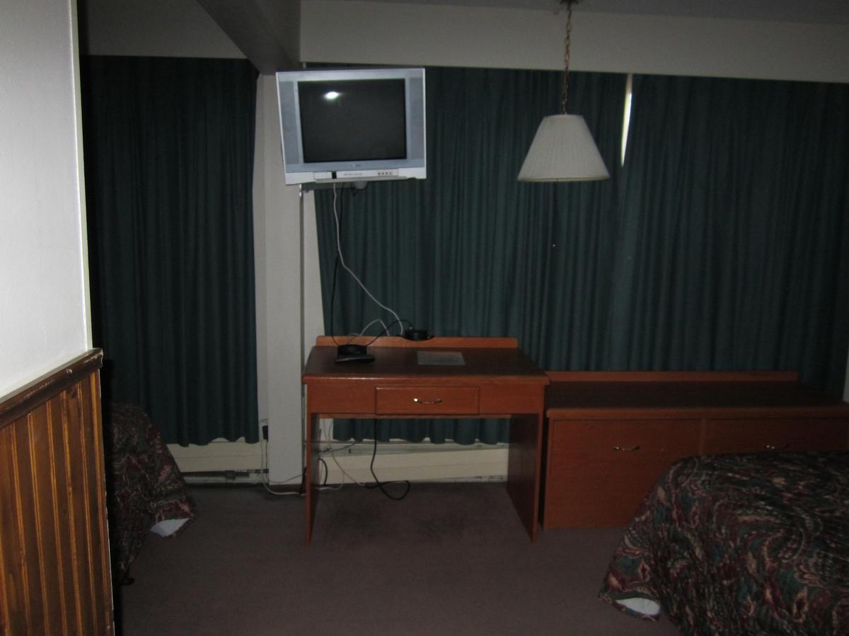 Red Coach Inn 100 Mile House Εξωτερικό φωτογραφία