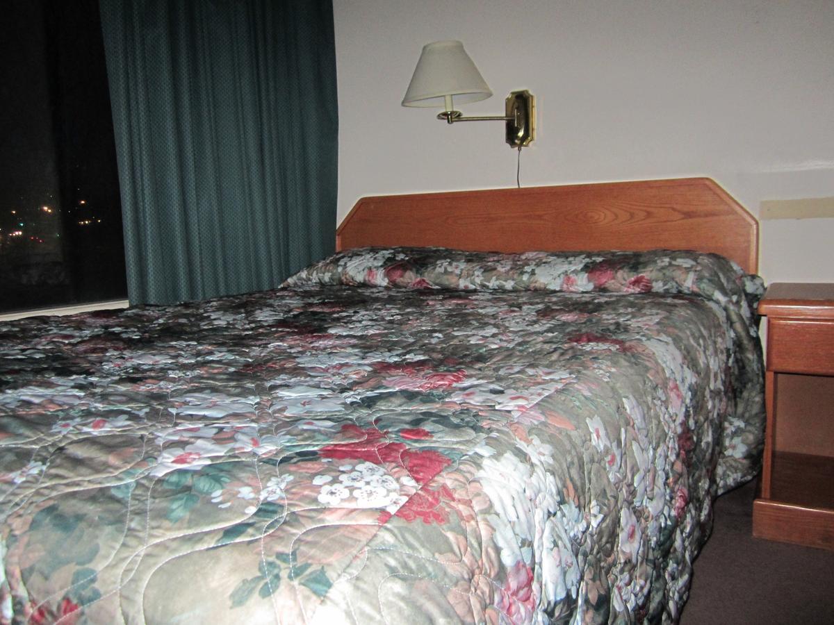Red Coach Inn 100 Mile House Εξωτερικό φωτογραφία
