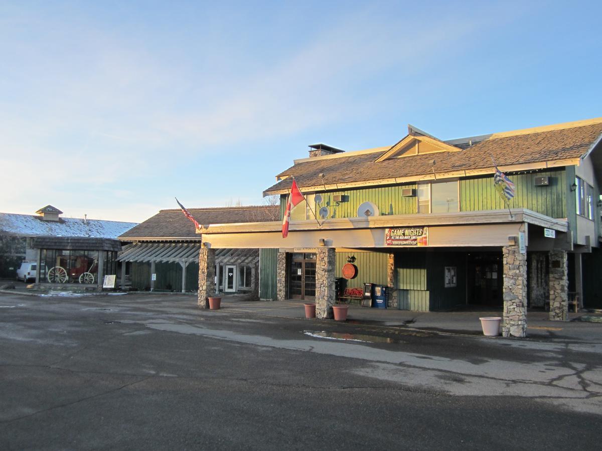 Red Coach Inn 100 Mile House Εξωτερικό φωτογραφία