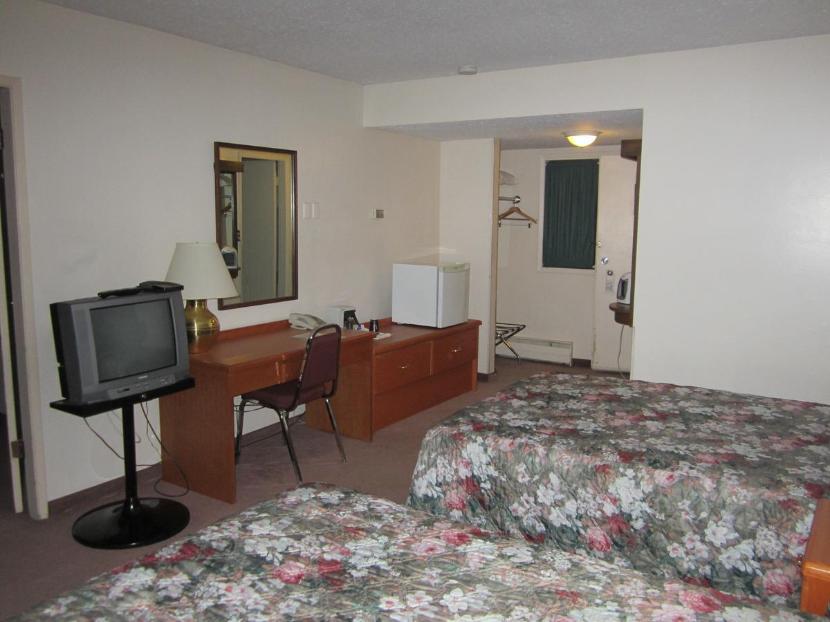 Red Coach Inn 100 Mile House Εξωτερικό φωτογραφία