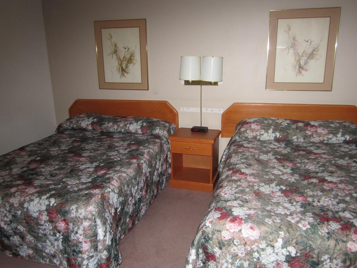 Red Coach Inn 100 Mile House Εξωτερικό φωτογραφία
