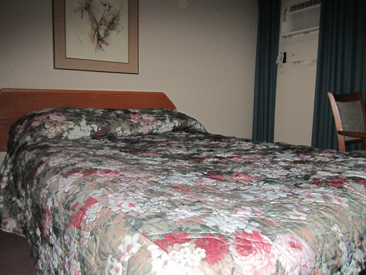 Red Coach Inn 100 Mile House Εξωτερικό φωτογραφία
