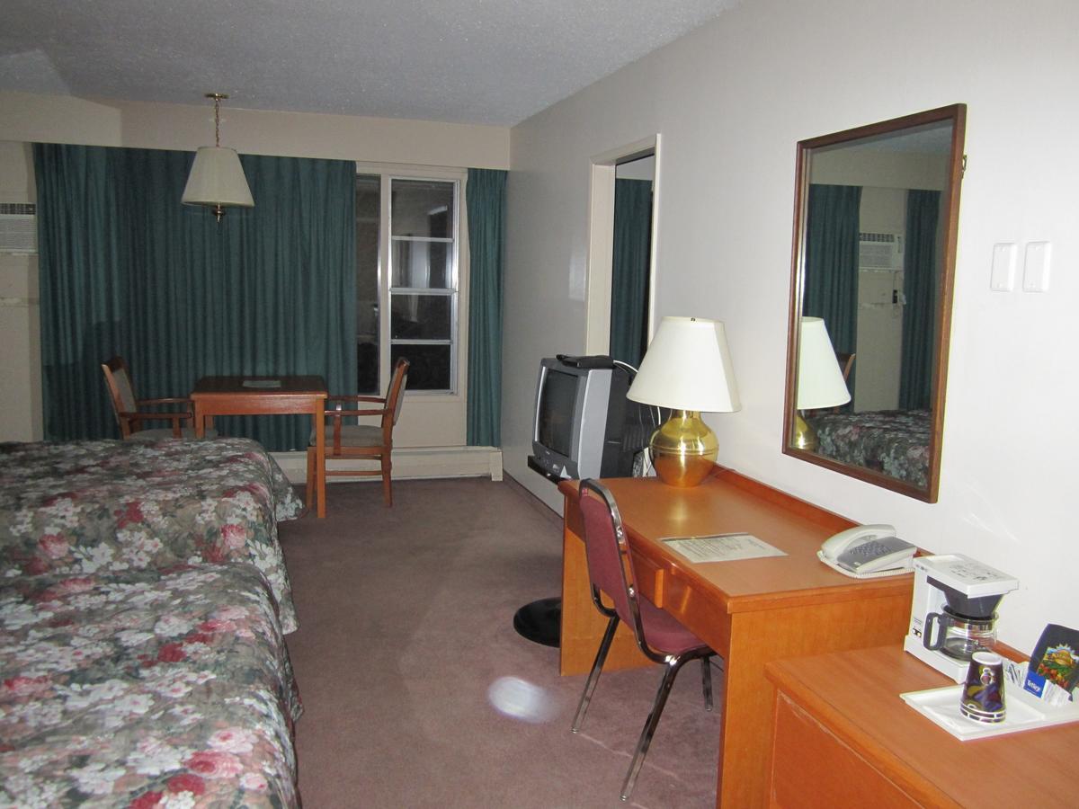 Red Coach Inn 100 Mile House Εξωτερικό φωτογραφία
