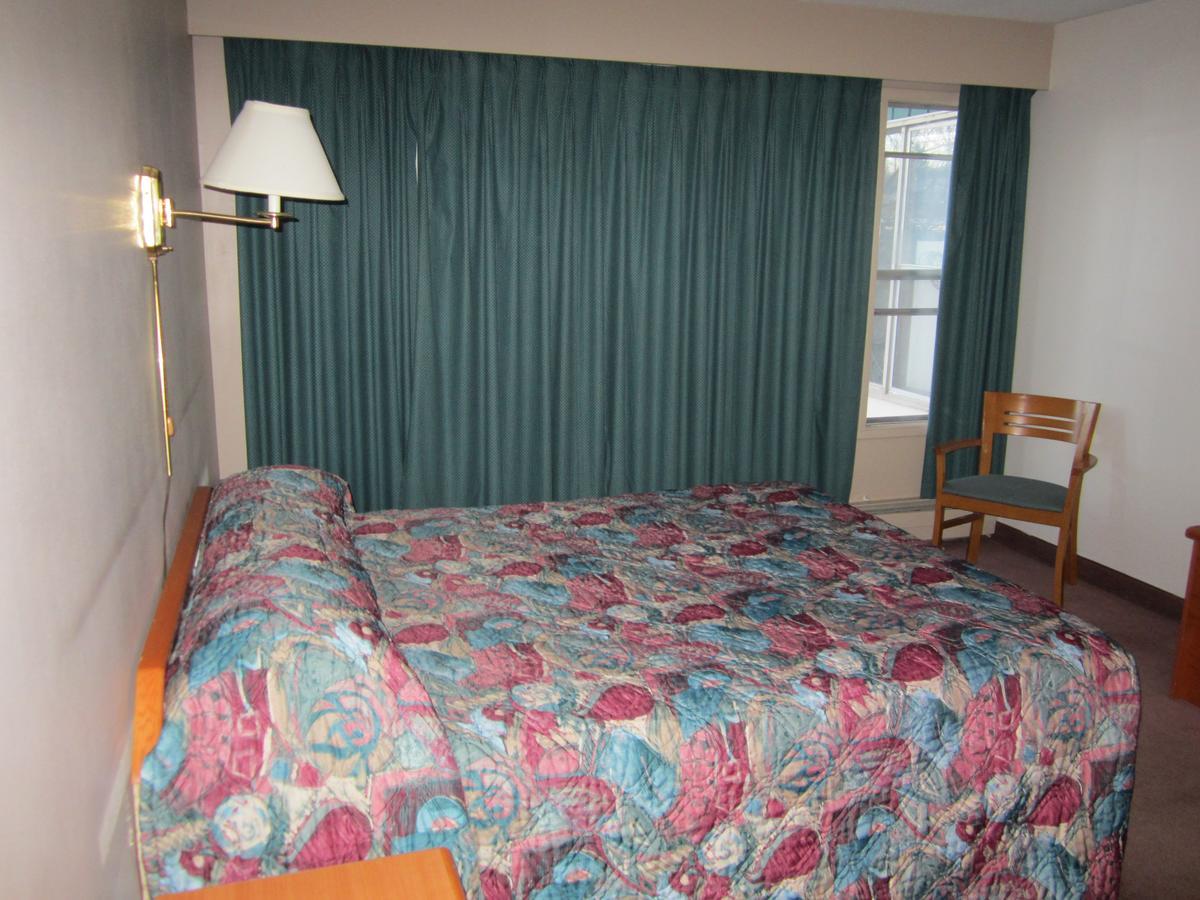 Red Coach Inn 100 Mile House Εξωτερικό φωτογραφία