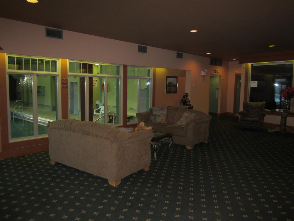 Red Coach Inn 100 Mile House Εξωτερικό φωτογραφία