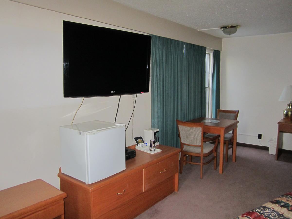 Red Coach Inn 100 Mile House Εξωτερικό φωτογραφία