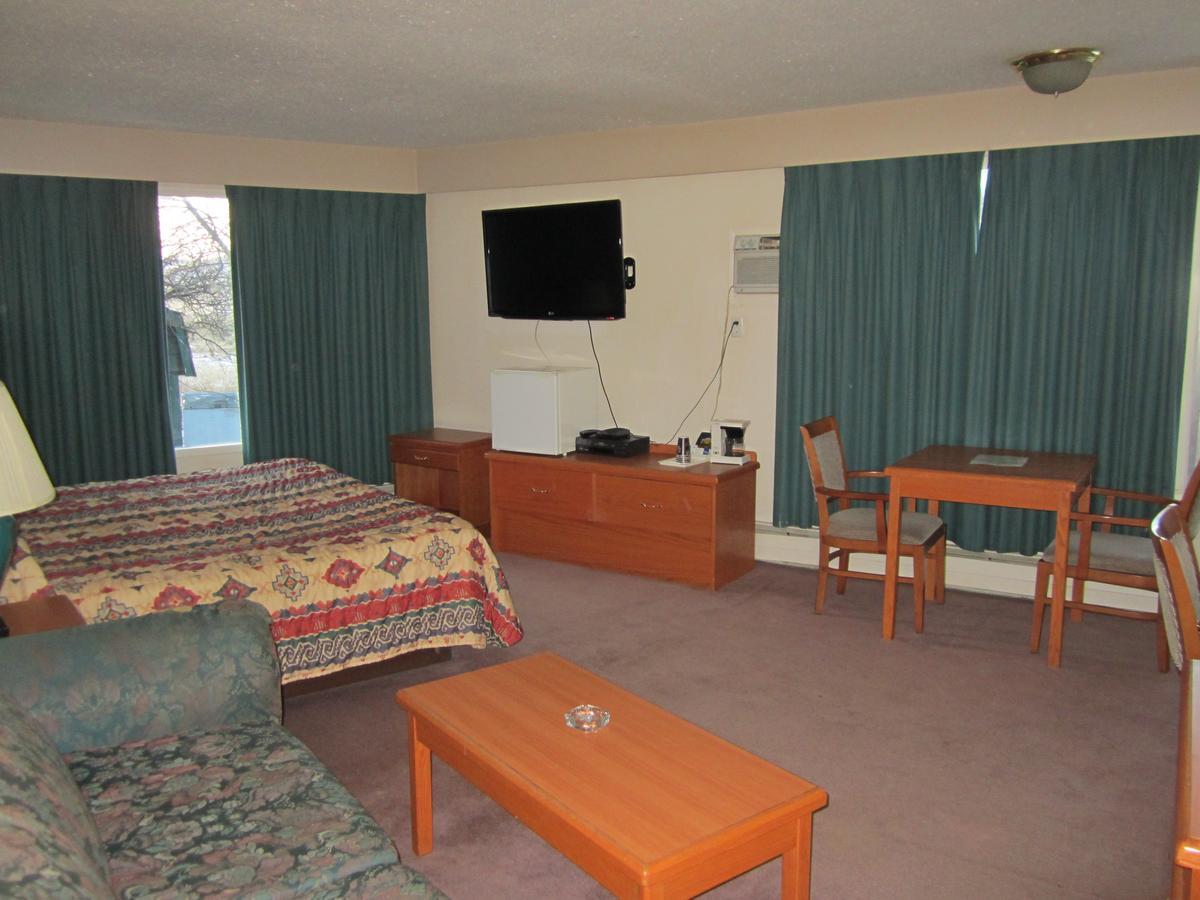 Red Coach Inn 100 Mile House Εξωτερικό φωτογραφία