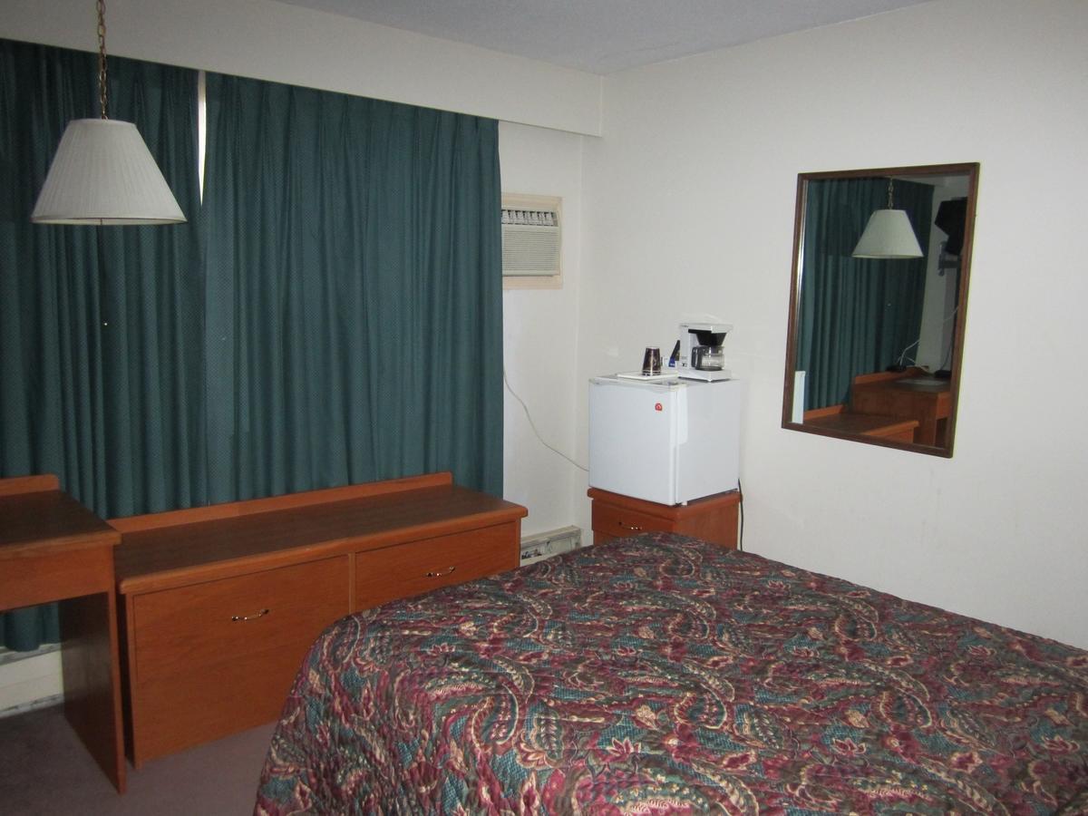 Red Coach Inn 100 Mile House Εξωτερικό φωτογραφία