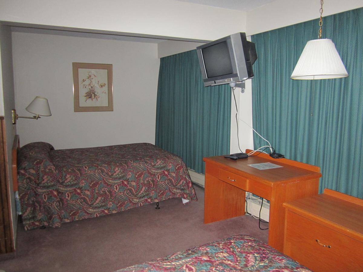 Red Coach Inn 100 Mile House Εξωτερικό φωτογραφία