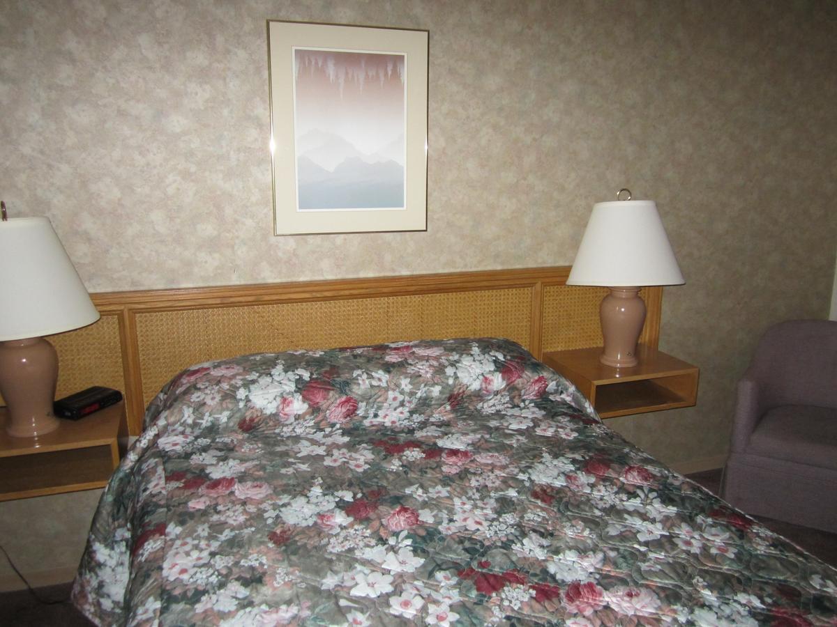 Red Coach Inn 100 Mile House Εξωτερικό φωτογραφία